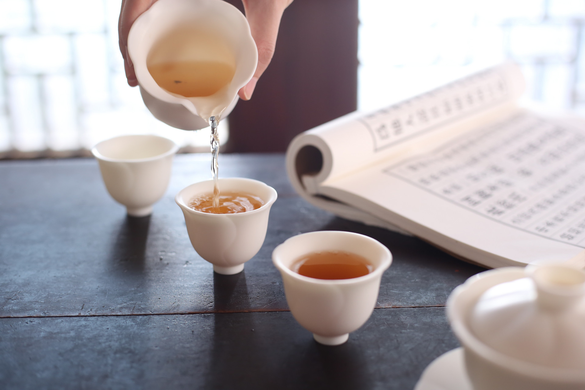 摄图网_500697830_手持茶海倒茶水流(仅交流学习使用).jpg