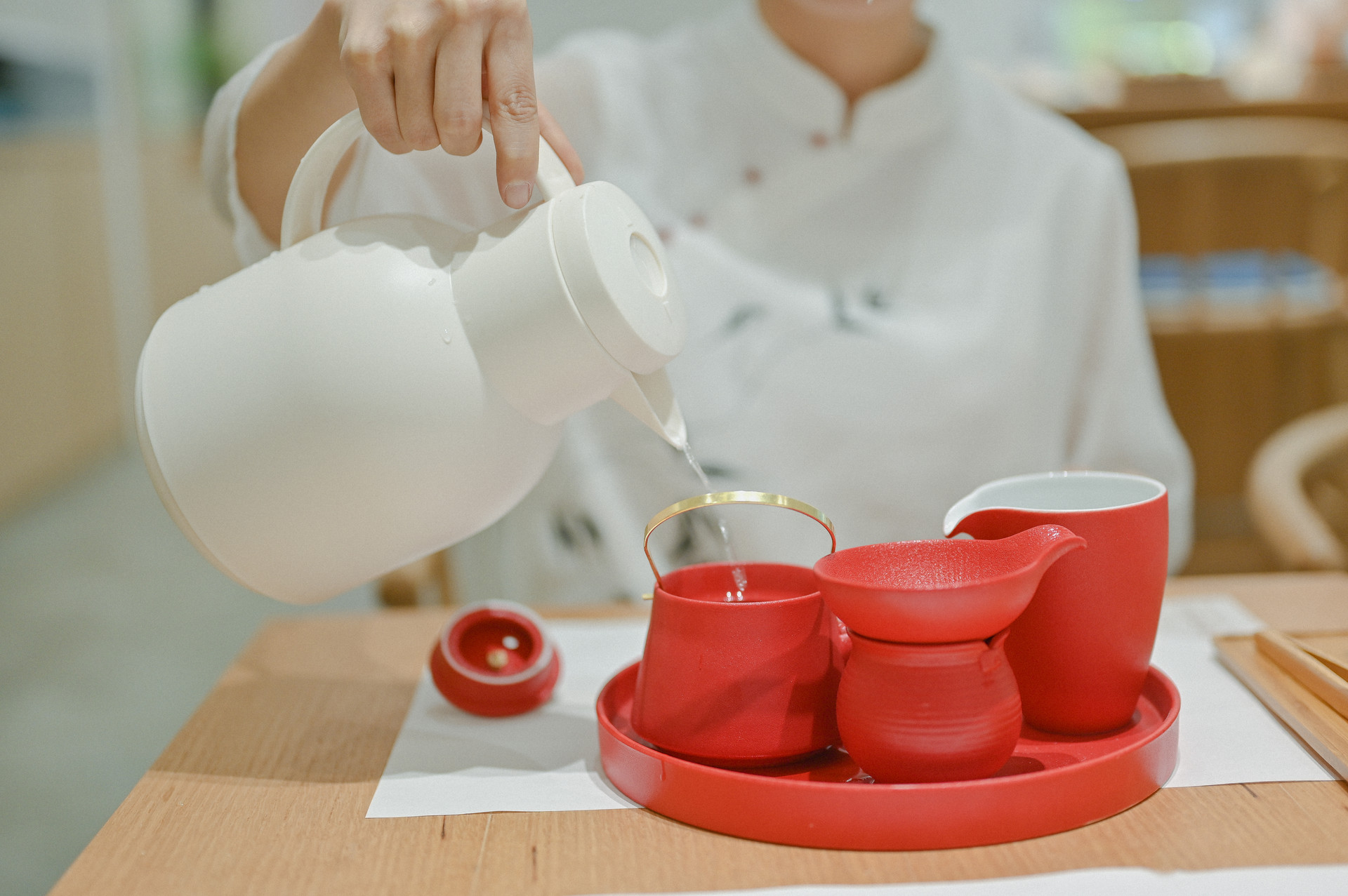 摄图网_501635258_茶艺师冲水(非企业商用).jpg