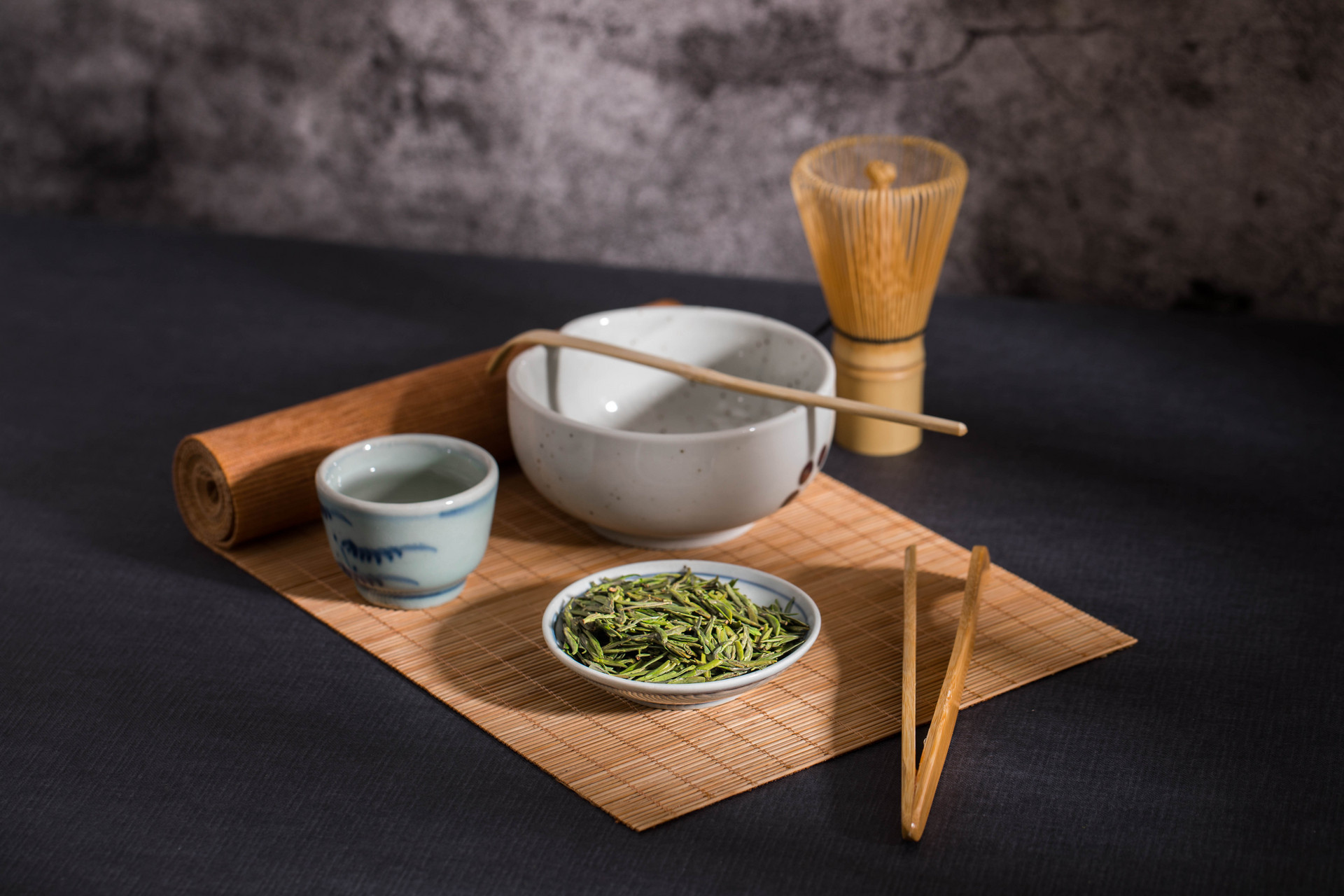 摄图网_501215872_明前绿茶青叶甘露雀舌茶古风(非企业商用) (1).jpg